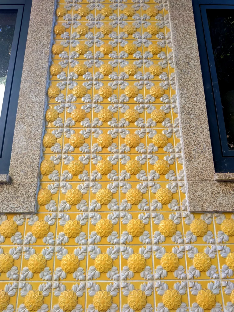 Azulejos jaunes en relief © VA pour La Gazette de Porto
