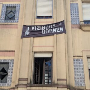 Banderole « Les voisins dorment » dans la Rua da Conceição. VA pour La Gazette de Porto